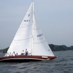 Segelboot der Bootsklasse ''8 Meter-Klasse'' (8mR) auf der Kieler Förde. Quelle: <http://commons.wikimedia.org/wiki/File:Segelboot_8mR.jpg>